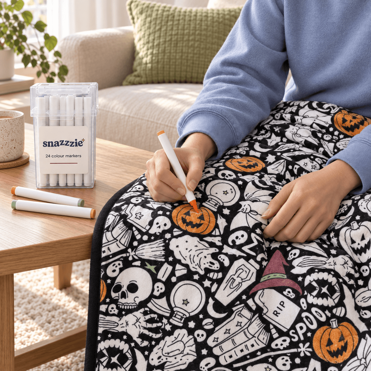 Mani colorano la coperta di Halloween Brividi di Halloween con l’astuccio vicino